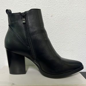 Black heeled boots